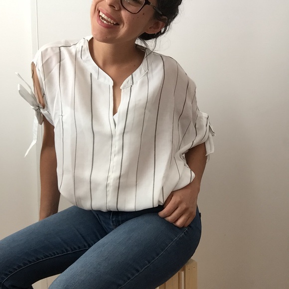 ❗️One Left❗️NWT Stripe Cold Shoulder  Sleeves - Picture 4 of 4